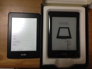 左はドット欠けのあるKindle Paperwhite、右は交換品として届けられたPaperwhite